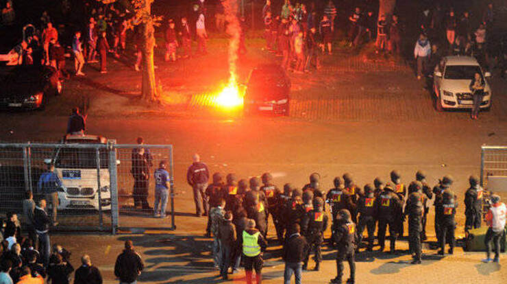 Zu massiven Ausschreitungen kam es nach dem Relegationsspiel KSC gegen Jahn Regensburg. Karlsruher Fans hatten vor dem Wildparkstadion versucht, Regensburger Fans zu attackieren, und im Stadiongel&auml;nde hatten sie Absperrungen niedergerissen, dabei Spieler und Funktion&auml;re in Gefahr gebracht.