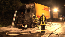 Mit Gefahrgut beladener Lastwagen f&auml;ngt Feuer.