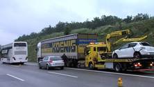 Auto verkeilt sich auf der A8 in LKW