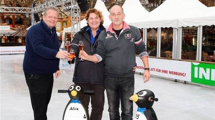 Nach der Hochzeit in den Stadl und danach aufs Eis: Manfred Zipse und seine Esther, geb. Kr&auml;mer mit Frank Daudert (von rechts). Foto: Ketterl