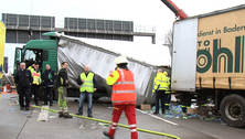 Schwerer Unfall auf A5 bei Karlsruhe: 40 Tonner kippt um
