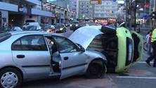 PKW kippt bei Verkehrsunfall um