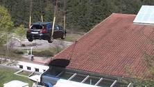 72-j&auml;hriger landet mit Opel auf Hallendach