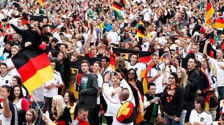 Tausende Fans werden morgen in Pforzheim unterwegs sein. Ein Public Viewing im Enzauenpark wie im Sommer 2012 wird es aber nicht geben. Foto: Ketterl