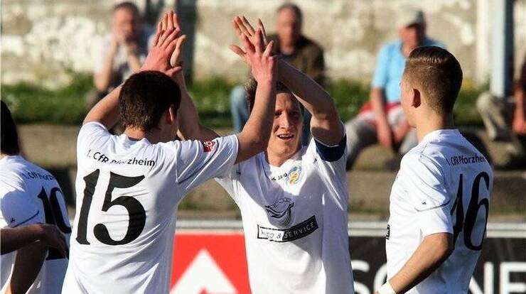 Geht da noch was? Michael Schrammel (rechts) und Simon Schneider haben mit dem CfR noch eine klitzekleine Chance auf die Relegation. Fotos: PZ-Archiv, G&ouml;ssele