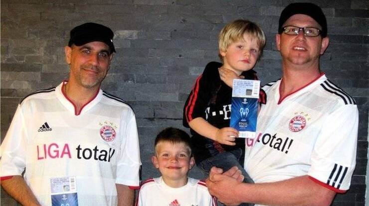Vier Bayern-Fans von denen zwei nach London d&uuml;rfen: Oliver Speidel (links) und Thomas Speer (rechts) fahren nach Wembley, w&auml;hren die Kinder Luca und Noah Speer zuhause die Daumen dr&uuml;cken.