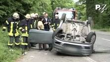 Schwerer Unfall auf der B 10: Frau &uuml;berschl&auml;gt sich mit Auto