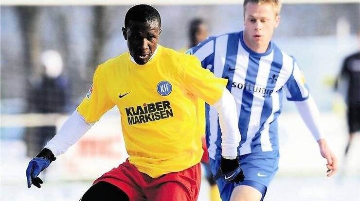 Mit vielen neuen Gesichtern startet der Karlsruher SC in die R&uuml;ckrunde. Fraglich ist der Einsatz von Neuzugang Makhtar Thioune (links) in der Startelf am Sonntag gegen Erzgebirge Aue. GES