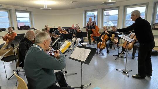 Konzentriert und aktiv am Donnerstagmorgen: das „Ensemble 2010“ mit Dirigent Wilfried Staiger. Andrea Sehling