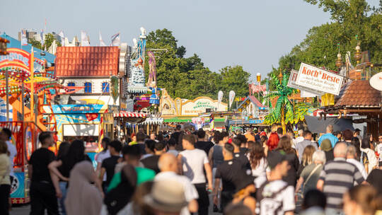 Trotz der hohen Temperaturen war die Mess am Freitagabend zur Eröffnung recht gut besucht. Inzwischen schwitzt man auf dem Messp