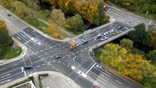 Die Kreuzung an der Brötzinger Brücke ist für Autofahrer ein nervenaufreibendes Pflaster. Wenn es auf der Brücke rechts nach Büc Kreuzung Brötzinger Brücke Habermehlstraße