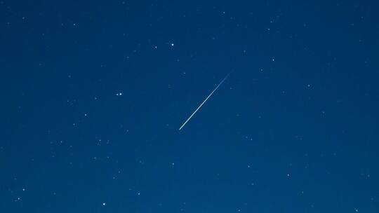 Meteorstrom der Geminiden am Nachthimmel