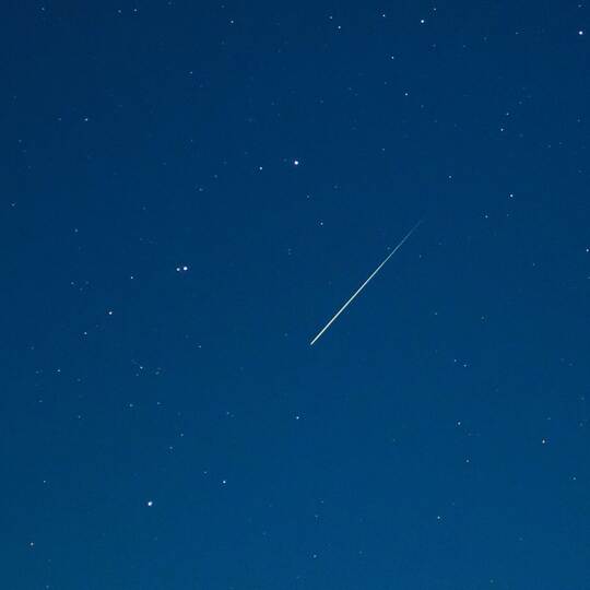 Meteorstrom der Geminiden am Nachthimmel