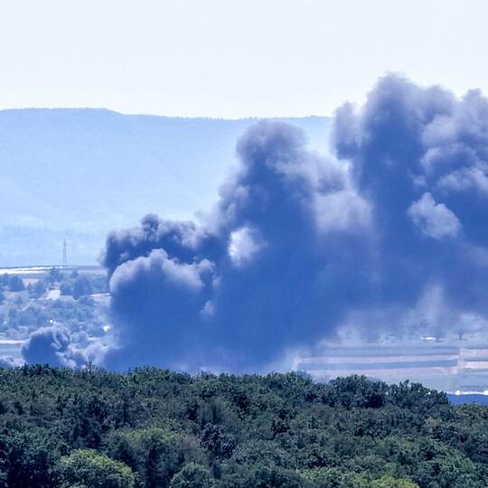 Brennende Flaschen sorgen für starke Rauchentwicklung