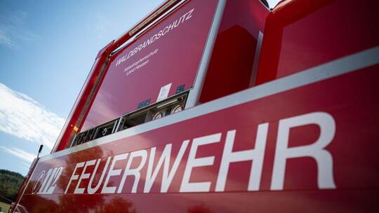 Ein brennendes Fahrzeug hat für eine Vollsperrung der A8 gesorgt. (Symbolbild)