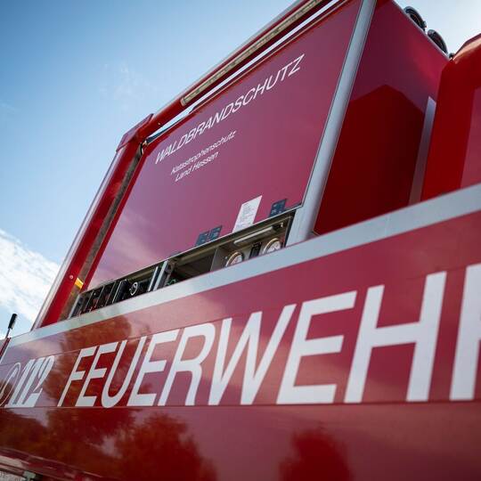 Ein brennendes Fahrzeug hat für eine Vollsperrung der A8 gesorgt. (Symbolbild)