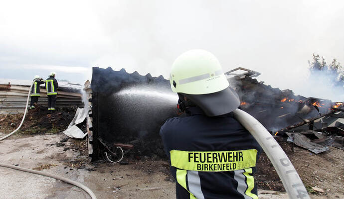 Die Scheune beim Birkenfelder Aussiedlerhof brannte zwar ab, ein angrenzendes Stallgebäude konnte jedoch gerettet werden. Die Scheune beim Birkenfelder Aussiedlerhof brannte zwar ab, ein angrenzendes Stallgebäude konnte jedoch gerettet werden.