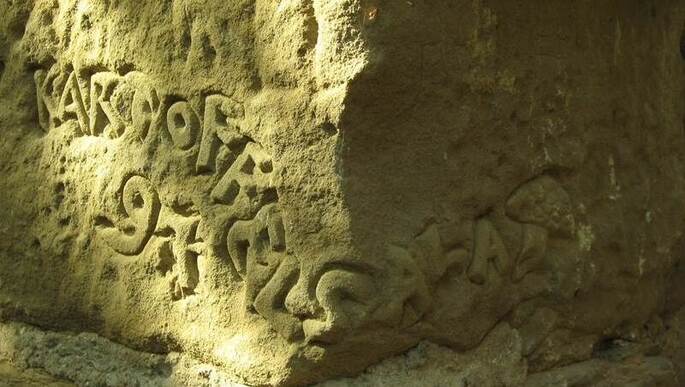 Beweisfoto von 2009: Schon damals stach dem Pforzheimer Siegfried Grau im Sandstein des Torbogens zum Innenhof der Burgruine Liebeneck der Schriftzug „Kartoffelsalat 97“ ins Auge. Das Wort ist übers Eck gemeiselt und am Ende mit dem kunstvollen Pilz statt eines T’s verziert. Die Buchstaben sind vertieft-erhaben gemeistelt – sprich die Umrisse wurden abgetragen, nicht die Buchstaben selbst. Handwerklich kein einfaches Unterfangen.