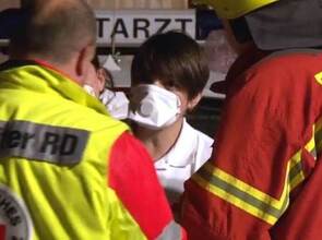 Zahlreiche Rettungskräfte eilten am Sonntag nach Bauschlott. Zahlreiche Rettungskräfte eilten am Sonntag nach Bauschlott.