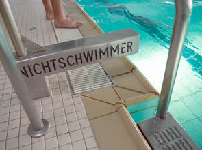 In einem Karlsruher Hallenbad wurde ein 11-Jähriger von einem 44-jährigen Bekannten sexuell belästigt. In einem Karlsruher Hallenbad wurde ein 11-Jähriger von einem 44-jährigen Bekannten sexuell belästigt.