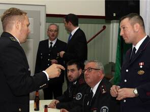 Redebedarf am Rande der Hauptversammlung der Feuerwehr Engelsbrand: Kreisbrandmeister Christian Spielvogel (links) im Gespräch mit Kommandant Stefan Pruschwitz (rechts), dem bei der Sitzung ebenfalls wiedergewählten Stellvertreter Thomas Schmollinger und Jugendleiter Timo Lechler (sitzend von rechts). Hinten diskutiert Bürgermeister Bastian Rosenau mit dem stellvertretenden Kreisbrandmeister Manfred Wankmüller. Foto: Recklies Redebedarf am Rande der Hauptversammlung der Feuerwehr Engelsbrand: Kreisbrandmeister Christian Spielvogel (links) im Gespräch mit Kommandant Stefan Pruschwitz (rechts), dem bei der Sitzung ebenfalls wiedergewählten Stellvertreter Thomas Schmollinger und Jugendleiter Timo Lechler (sitzend von rechts). Hinten diskutiert Bürgermeister Bastian Rosenau mit dem stellvertretenden Kreisbrandmeister Manfred Wankmüller. Foto: Recklies