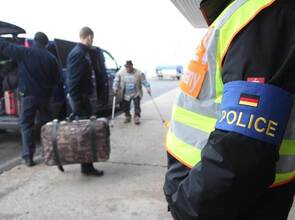 Polizisten begleiten abgelehnte Asylbewerber auf dem Flughafen Leipzig-Halle. Foto: Sebastian Willnow/Archiv Polizisten begleiten abgelehnte Asylbewerber auf dem Flughafen Leipzig-Halle. Foto: Sebastian Willnow/Archiv