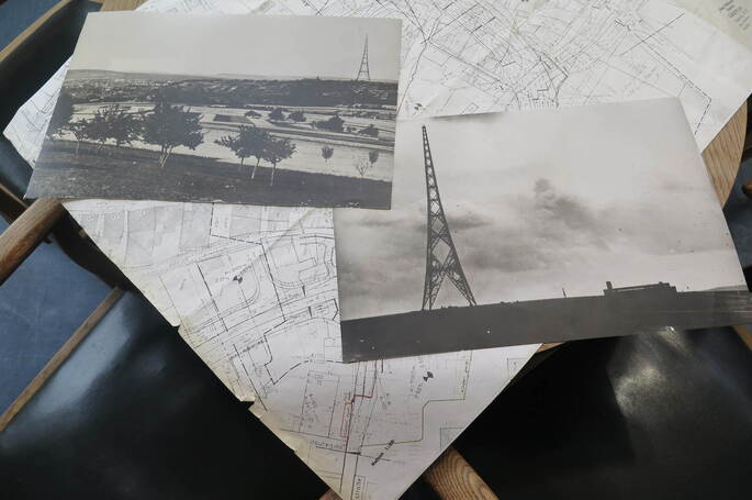 Historische Fotos sowie ein Plan zeigen das Sender-Gelände in Mühlacker, wie es in den 1930ern aussah. Damals standen die rotweiß-markierten Sender noch nicht, diese wurden erst in den 1950ern gebaut.