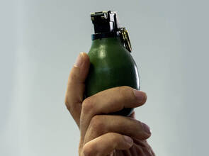 Nach dem Handgranatenwurf auf das Gelände einer Flüchtlingsunterkunft in Villingen-Schwenningen ist noch viel ungeklärt. Die Granate wird nun im Labor untersucht. Zeugen der Tat gibt es nicht. Nach dem Handgranatenwurf auf das Gelände einer Flüchtlingsunterkunft in Villingen-Schwenningen ist noch viel ungeklärt. Die Granate wird nun im Labor untersucht. Zeugen der Tat gibt es nicht.