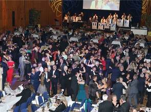 Die Gäste beim Goldstadtpokal erfreuten sich an den Tanzrunden mit dem Orchester Michael Holz. Vonseiten der Turnierpaare und Trainer gab es Kritik. Die Gäste beim Goldstadtpokal erfreuten sich an den Tanzrunden mit dem Orchester Michael Holz. Vonseiten der Turnierpaare und Trainer gab es Kritik.