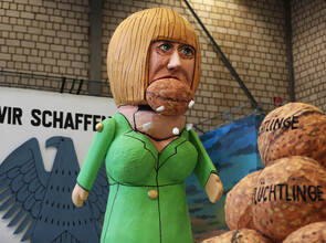 Der Kölner Rosenmontagszug nimmt die Flüchtlingspolitik der Kanzlerin aufs Korn, die noch viele harte Nüsse knacken muss und sich schon einige Zähne ausgebissen hat. Der Kölner Rosenmontagszug nimmt die Flüchtlingspolitik der Kanzlerin aufs Korn, die noch viele harte Nüsse knacken muss und sich schon einige Zähne ausgebissen hat.