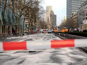 Berlin: Aufräumarbeiten in der Tauentzienstraße nach dem illegalen Autorennen. Foto: Britta Pedersen/Archiv Berlin: Aufräumarbeiten in der Tauentzienstraße nach dem illegalen Autorennen. Foto: Britta Pedersen/Archiv