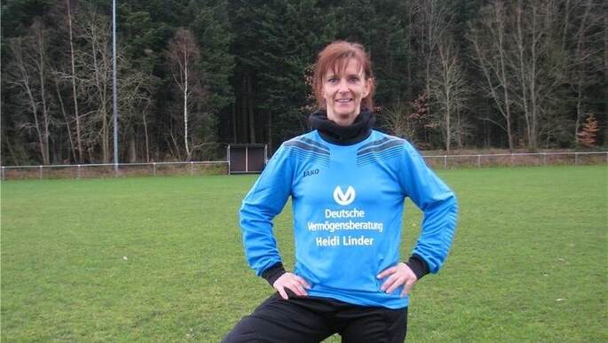 Auch mit 47 Jahren noch am Ball: Annette Schütz vom TSV Schömberg. Foto: Koller