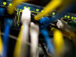 Netzwerkkabel in einem Serverraum: EU und USA haben sich auf neue Regeln zum Datenaustausch geeinigt. Foto: Matthias Bal Netzwerkkabel in einem Serverraum: EU und USA haben sich auf neue Regeln zum Datenaustausch geeinigt. Foto: Matthias Bal