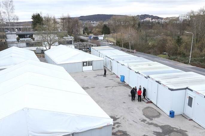 Auf engem Raum leben in Niefern-Vorort rund 80 Flüchtlinge in der Zeltanlage an der Eutinger Straße. Ein Händel um weggeworfene Zigaretten ist dort eskaliert, daraufhin hat ein Anwohner die Polizei angerufen.  Foto: Ketterl