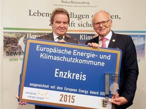Umweltminister Franz Untersteller (links) überreichte in der Maulbronner Stadthalle den European Energy Award in Gold an Landrat Karl Röckinger. Foto: Tilo Keller Umweltminister Franz Untersteller (links) überreichte in der Maulbronner Stadthalle den European Energy Award in Gold an Landrat Karl Röckinger. Foto: Tilo Keller