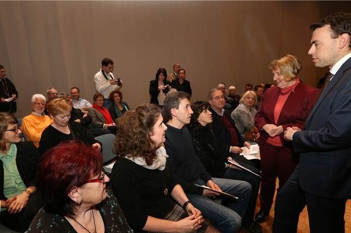 Der Spitzenkandidat und die Generalsekretärin: Nils Schmid und Katja Mast (von rechts) nutzten den Neujahrsempfang der SPD in der Kulturhalle Remchingen auch zum Gespräch mit den Genossen. Vor allem Mast appellierte dabei an den Kampfeswillen der Partei. Foto: Ketterl