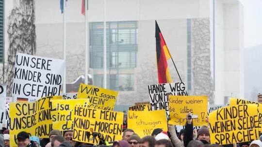 Demonstranten stehen am 23. Januar in Berlin vor dem Kanzleramt mit Schildern, auf denen "Heute mein Kind - morgen dein Demonstranten stehen am 23. Januar in Berlin vor dem Kanzleramt mit Schildern, auf denen "Heute mein Kind - morgen dein