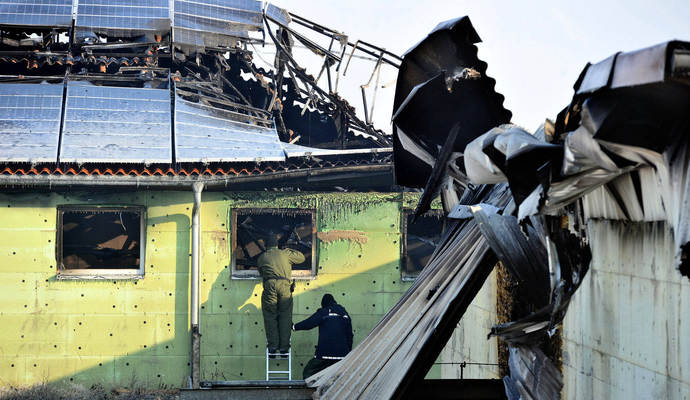 Kriminaltechniker sichern am Mittwoch bei Westhausen Lippach (Ostalbkreis) Spuren an einem niedergebrannten Stall. Bei einem Feuer wurden hier rund 2500 Schweine getötet. Nach Polizeiangaben beträgt der Sachschaden mindestens zwei Millionen Euro. Foto: Stefan Puchner/dpa Kriminaltechniker sichern am Mittwoch bei Westhausen Lippach (Ostalbkreis) Spuren an einem niedergebrannten Stall. Bei einem Feuer wurden hier rund 2500 Schweine getötet. Nach Polizeiangaben beträgt der Sachschaden mindestens zwei Millionen Euro. Foto: Stefan Puchner/dpa