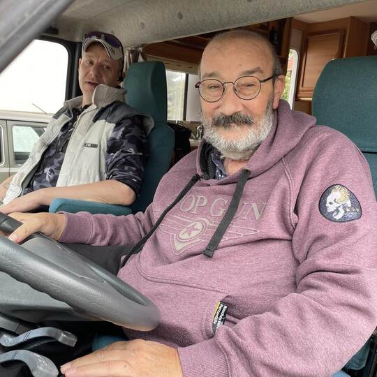 Im Oktober 2022 brach André Müller zu seiner Reise nach Sizilen auf. Ein Bekannter unterstützte ihn dabei. Weiss