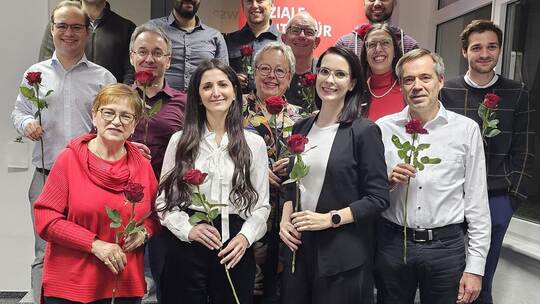 Die beiden neuen Vorsitzenden des SPD-Ortsvereins Katrin Troisi-Kampmann (ab Zweite von links, vorne) und Annkathrin Wulff umrin