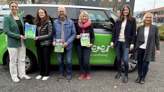 Die Gutscheine für die Preise der Kultur-Radtour überreicht (von links) Eileen Stork von der Deer GmbH an Marie Siegrist, Michae