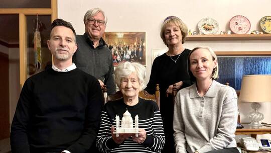 Zum Geburtstag sind sie aus Kanada angereist: Sohn Wolfgang Schroeter mit seiner Frau Ingrid (von links, stehend), sitzend Enkel