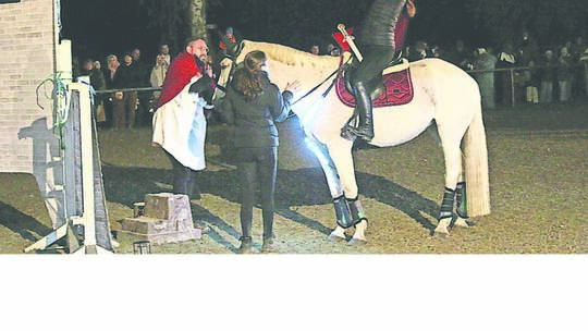 Vor dem Laternenlauf erzählten die Pferdefreunde Wilferdingen auf dem Reitplatz eindrucksvoll die Geschichte von Sankt Martin na