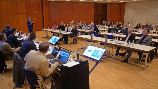 Gemeinsam mit Vertretern aus Handel und Gastronomie in der Innenstadt diskutiert die Verwaltung um OB Boch über Optimierungsmögl