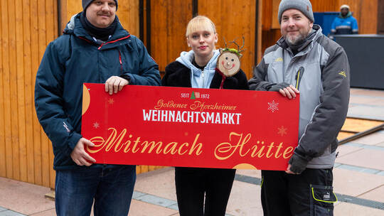 Jörg Folke (rechts) und Thilo Pross vom städtischen Marktamt sowie die PZ-Auszubildende Franziska Schübilla zeigen’s: Ganz beson Kunsthandwerk Hütten Weihnachtsmarkt Aufbau