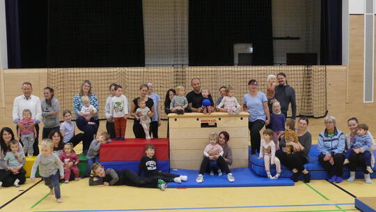 Begeistert von den neuen Geräten zeigen sich das Leitungsteam des Turnvereins und speziell des Kinderturnens ebenso wie die Kind