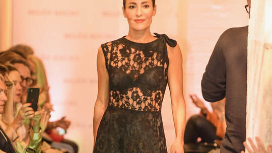 Jessy in einer Robe des Bohemian Chic.