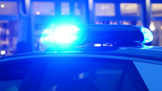 Ein Streifenwagen der Polizei mit eingeschaltetem Blaulicht