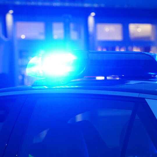 Ein Streifenwagen der Polizei mit eingeschaltetem Blaulicht