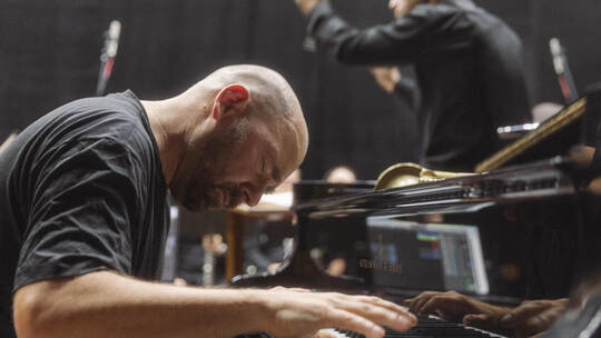 „Ich wünsche mir für die Ukrainer, dass sie wieder ein normales Leben führen können.“ – Pianist Sebastian Studnitzky.